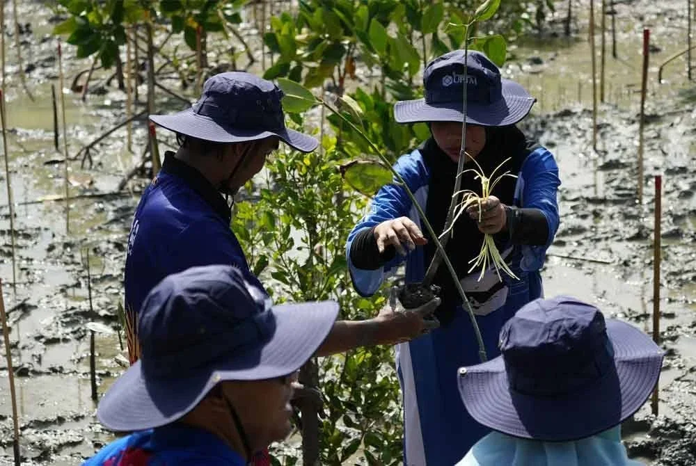 Aktiviti penanaman pokok bakau seiring misi USR UPTM: EcoHeritage-Where Culture Meets Nature baru-baru ini.