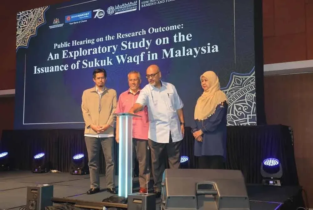 Mohd Irwan (dua dari kanan) bersama Dekan Institut Perbankan dan Kewangan Islam Universiti Islam Antarabangsa Malaysia, Profesor Datin Dr Rusni Hassan (kanan); Ahli Jawatankuasa Syariah Bank Rakyat, Profesor Madya Dr Abdul Manan (kiri) dan Penyelidik Utama Kajian Sukuk Wakaf, Datuk Dr Aznan Hasan (dua dari kiri) sempena pelancaran kajian sukuk wakaf pada Jumaat.