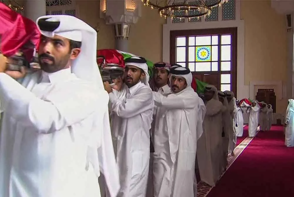 Beberapa lelaki mengusung jenazah enam individu yang terbunuh dalam serangan Israel ke atas pemimpin pergerakan Hamas Palestin dua hari sebelumnya di dalam Masjid Sheikh Mohammed bin Abdul Wahhab di Doha pada 11 September lalu. - Foto: AFP