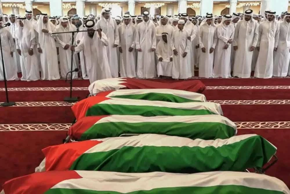 Emir Qatar, Sheikh Tamim bin Hamad Al-Thani, menghadiri upacara pengebumian mangsa yang terbunuh dalam serangan Israel ke atas pemimpin pergerakan Hamas Palestin dua hari sebelumnya, di Masjid Sheikh Mohammed bin Abdul Wahhab di Doha pada 11 September lalu. - Foto: AFP