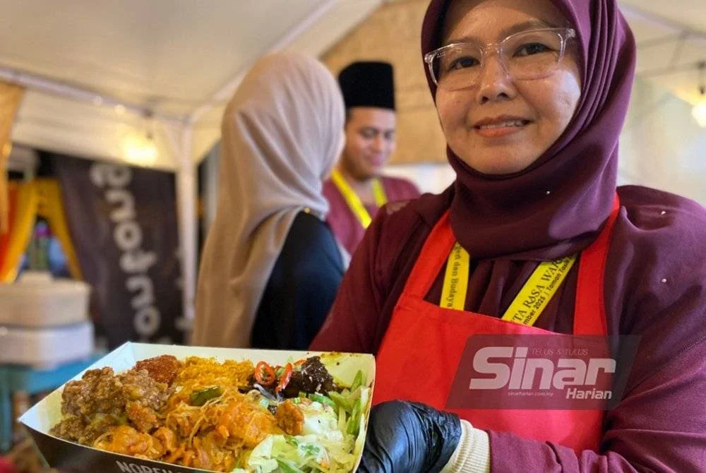 Siti Fauziah mempamerkan lontong darat, makanan warisan asal Jawa di Festival Cita Rasa Warisan 2025 di Taman Tasik Titiwangsa pada Sabtu.