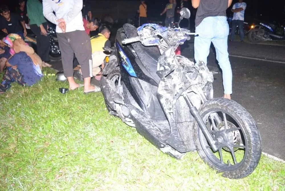Keadaan motosikal mangsa yang rosak teruk selepas dipercayai melanggar kerbau di Jalan Kampung Alor Parit, Kuala Terengganu, awal pagi Ahad.