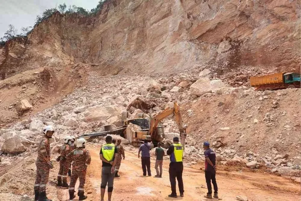 Operasi SAR dijalankan pihak bomba dan polis dimulakan kira-kira jam 1 tengah hari pada Sabtu.