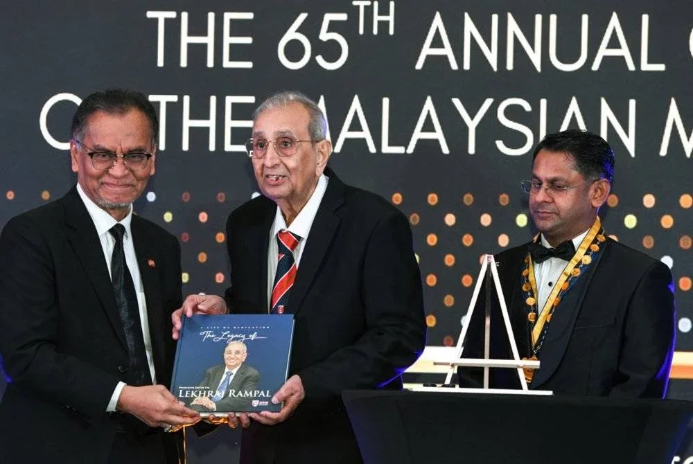 Dr Dzulkefly (kiri) melancarkan Autobiography ‘ A Life of Dedication, The Legacy of Professor Datuk Dr Lekhraj Rampal’ bersama dengan Datuk Dr Lekhraj Rampal (tengah) pada Majlis Jamuan Makan Sempena Ulang Tahun Ke-65 Malaysia Medical Association (MMA). Foto Bernama