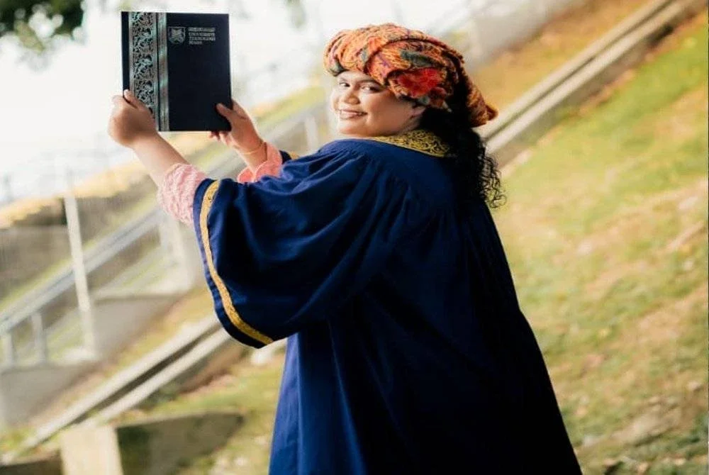 Nor Shafiqah memakai telepok dikepalanya pada Majlis Konvokesyen yang berlangsung di UiTM Shah Alam baru-baru ini.