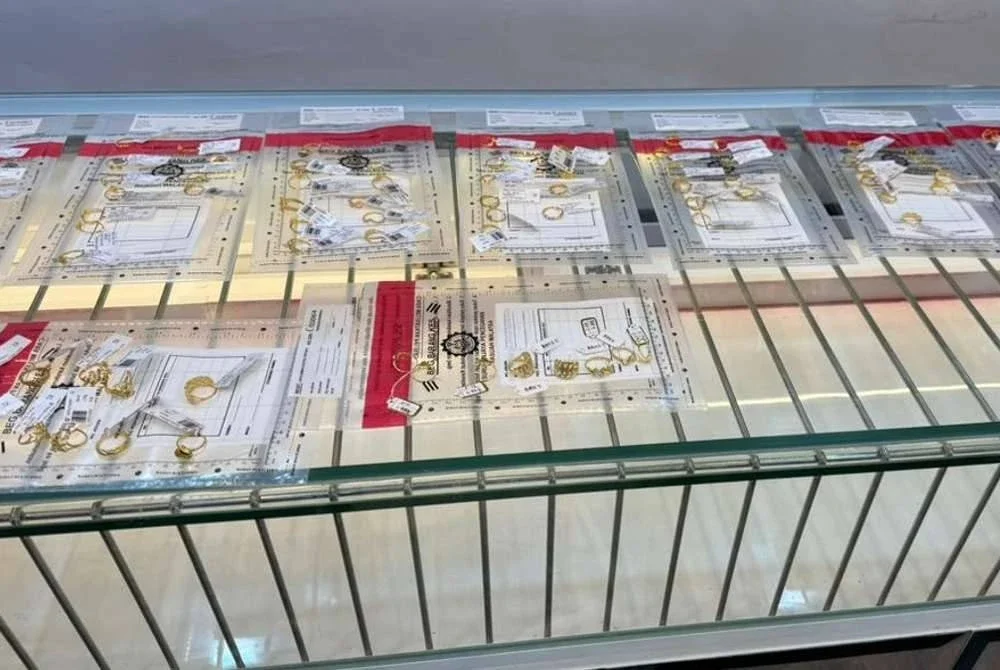 Jumlah keseluruhan barangan kemas yang dirampas bernilai kira-kira RM2.3 juta. Foto SPRM