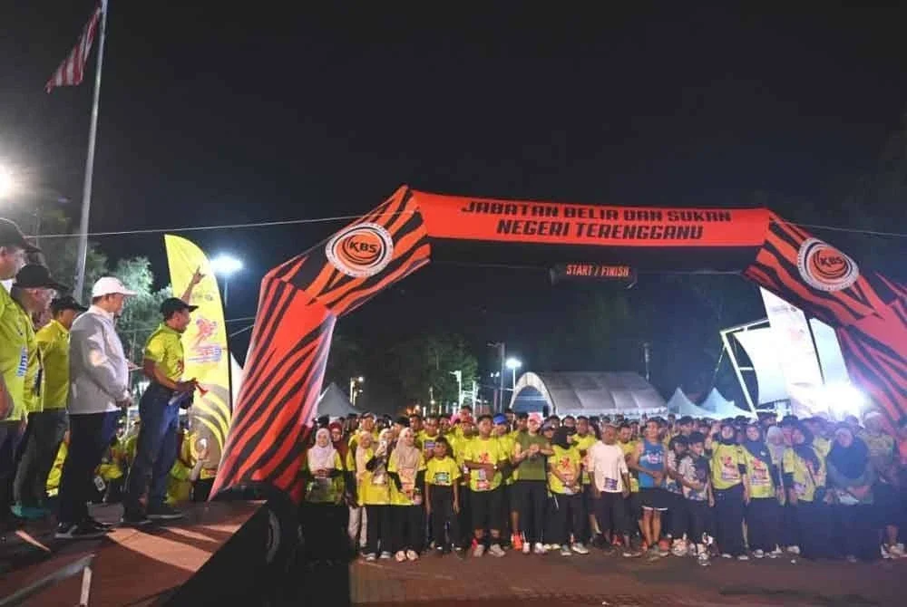 Ismail (empat dari kiri) melepaskan peserta program Larian ERAT di Dataran Baru Buruk.