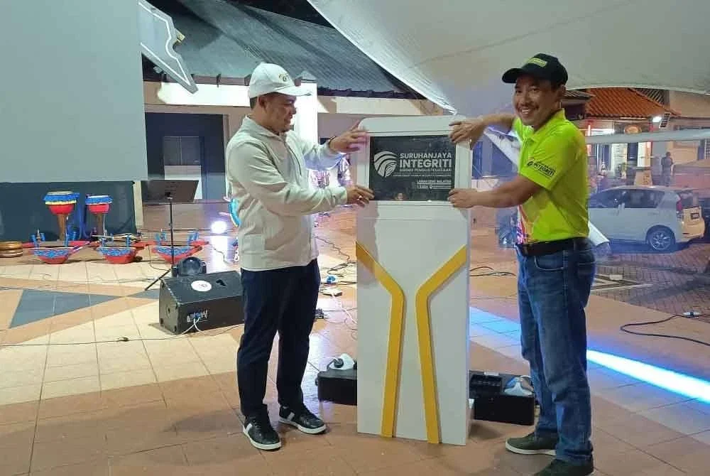 Ismail (kanan) bersama Hishamuddin melancarkan melancarkan logo baharu EAIC dan Iklan Pesanan Khidmat Awam (PKA) sempena program Larian ERAT di Dataran Batu Buruk, Kuala Terengganu.