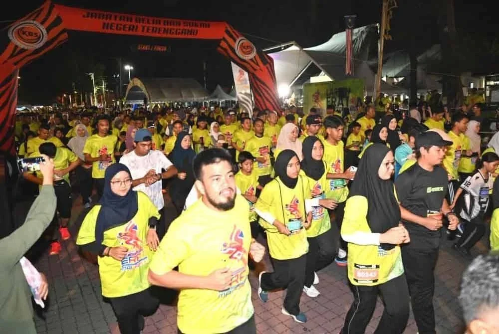 Kira-kira 1,000 peserta menyemarakkan program Larian ERAT yang diadakan di Dataran Batu Buruk, Kuala Terengganu pada Sabtu.