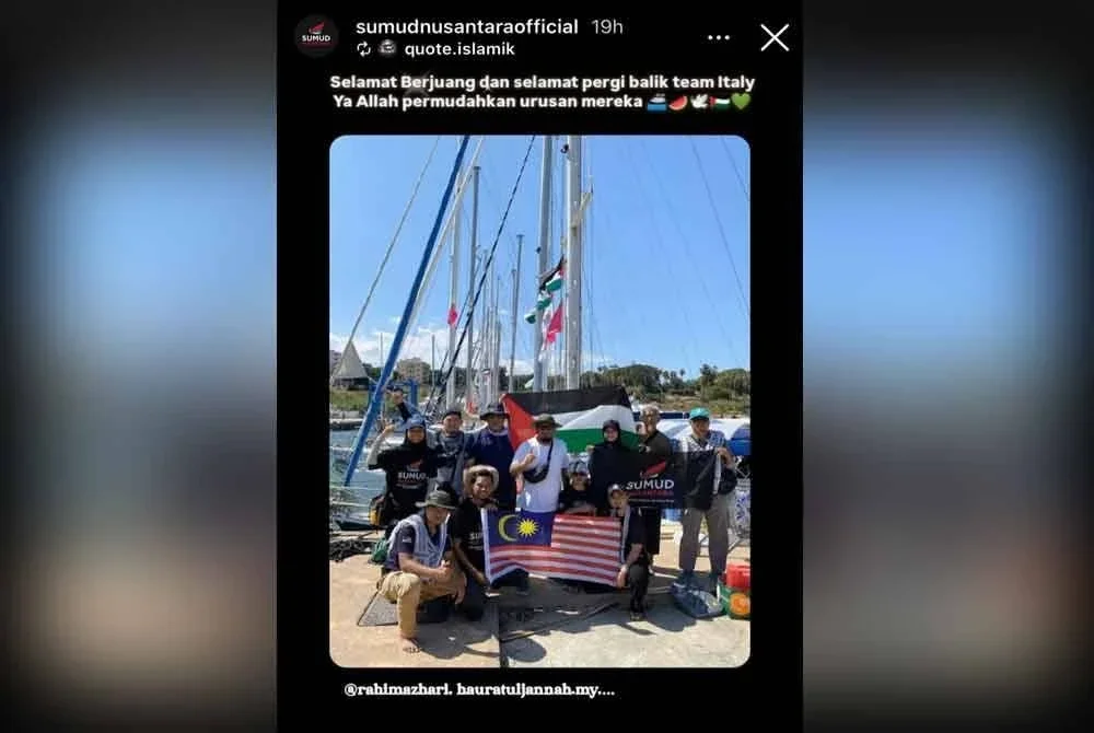 Farah Lee (belakang, kiri) dan ZRA (dua dari kanan) antara 11 sukarelawan Malaysia yang belayar dari Itali ke Gaza. Kumpulan sukarelawan Malaysia yang belayar dari Itali ke Gaza dikongsikan di hantaran story Instagram rasmi Sumud Nusantara @sumudnusantaraofficial.