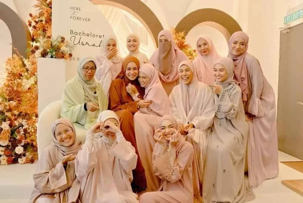 Majlis Bachelorette Usrah Amira yang akan naik pelamin dimeriahkan dengan kehadiran rakan-rakan artis. Foto Instagram Betty Rahmad
