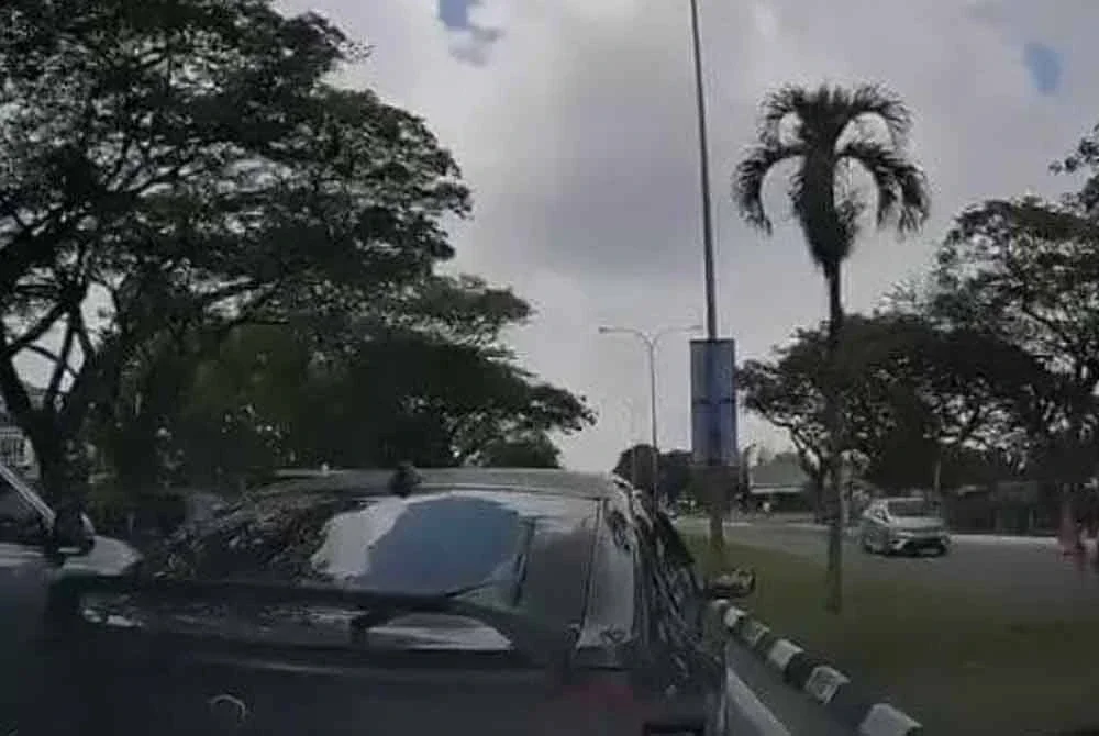 Kereta Proton Gen 2 itu tiba-tiba mengundur sebelum melanggar bahagian bumper hadapan kereta mangsa.