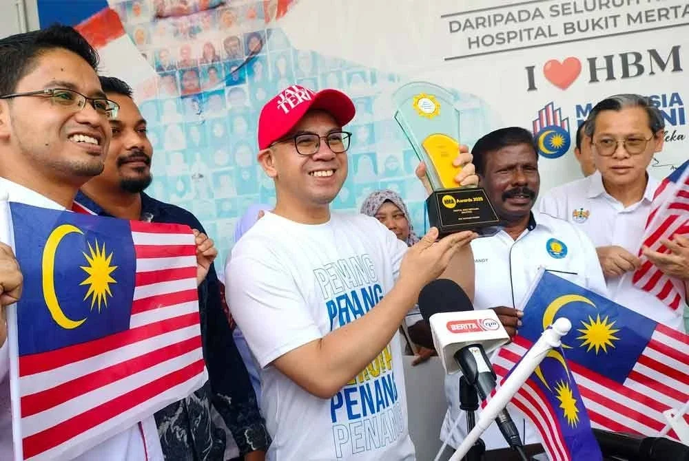 Steven (tengah) menunjukkan anugerah yang diterima Hospital Bukit Mertajam sebagai hospital paling lestari.