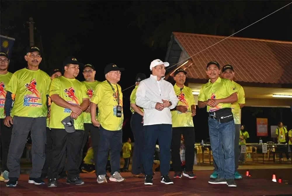 Hussamuddin (tiga dari kiri) bersama Ismail (kanan) dan Hishamuddin (dua dari kanan) ketika program Larian ERAT yang berlangsung di Dataran Batu Buruk, Kuala Terengganu.
