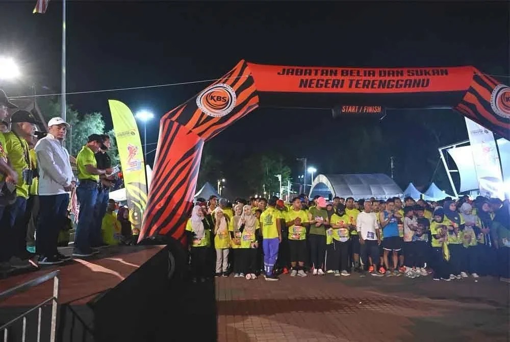 Pelepasan kira-kira 1,000 peserta yang menyertai program Larian ERAT di Dataran Batu Buruk, Kuala Terengganu.