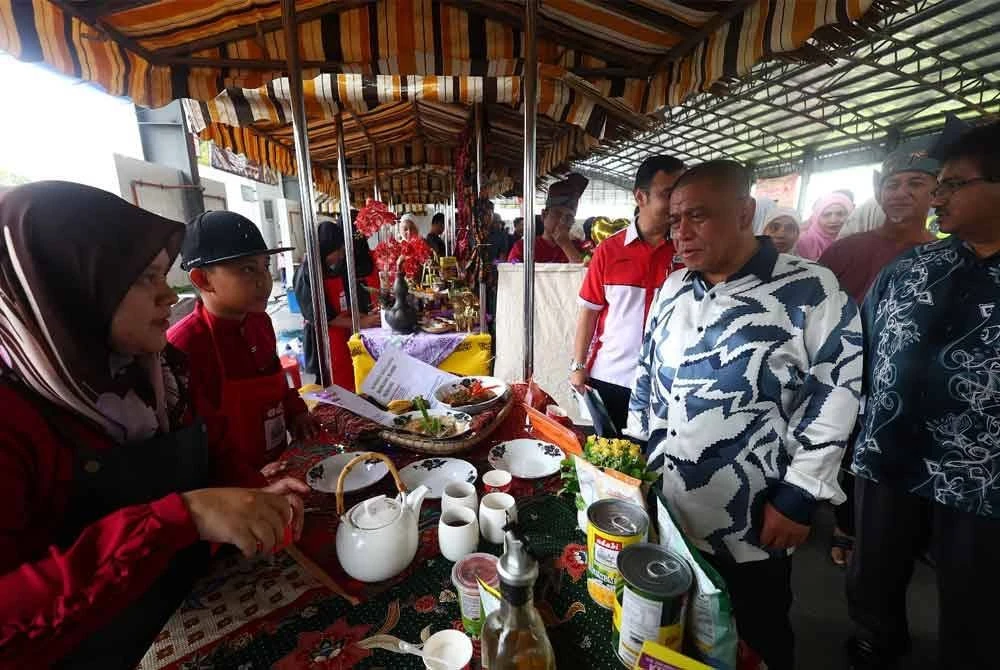Saarani (dua dari kanan) meninjau ruang pameran yang disediakan sempena Warisan@Pasir Salak 2025 di Kompleks Pasar Tani Kekal, Kampung Gajah pada Ahad.