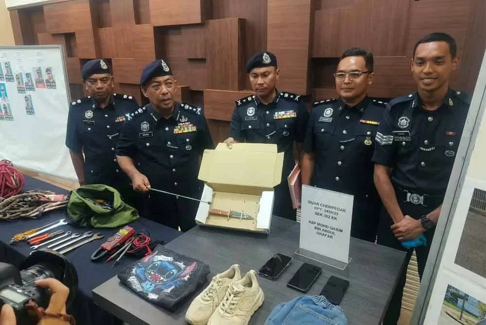 Baderulhisham menunjukkan pisau yang dipercayai digunakan suspek dalam kejadian berkenaan pada sidang akhbar di IPK Kedah pada Ahad.