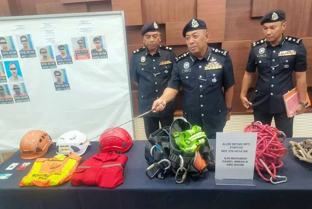 Baderulhisham menunjukkan pakaian keselamatan yang dirampas daripada suspek yang terlibat.