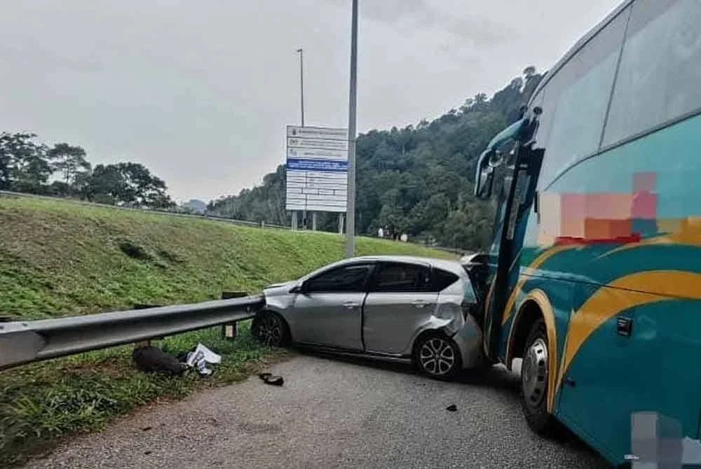 Keadaan bas ekspres dengan sebuah kereta yang dirempuh dalam nahas di Lebuhraya KL- Karak, Bentong pada Jumaat. Foto Polis Bentong