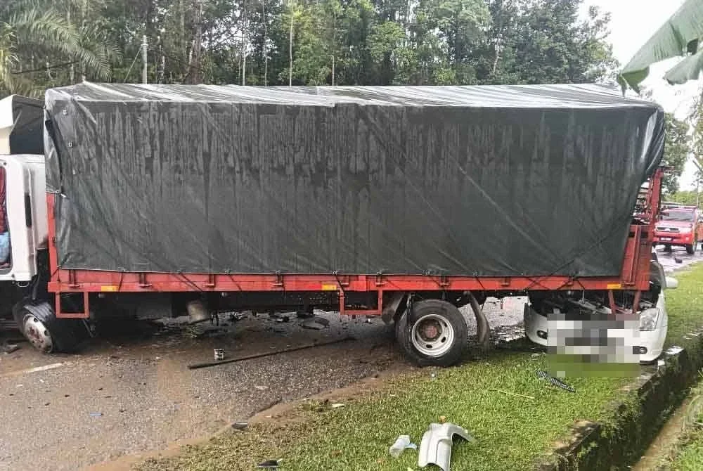 Keadaan kemalangan di lokasi kejadian membabitkan empat kenderaan.