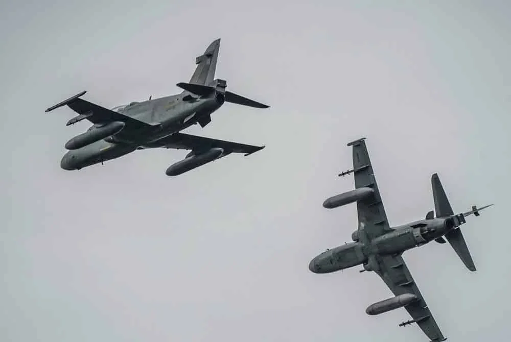 Demonstrasi dinamik mempamerkan keupayaan ATM dalam melindungi kedaulatan negara dan melakukan operasi menyelamat tebusan daripada pihak musuh. - Foto: TUDM