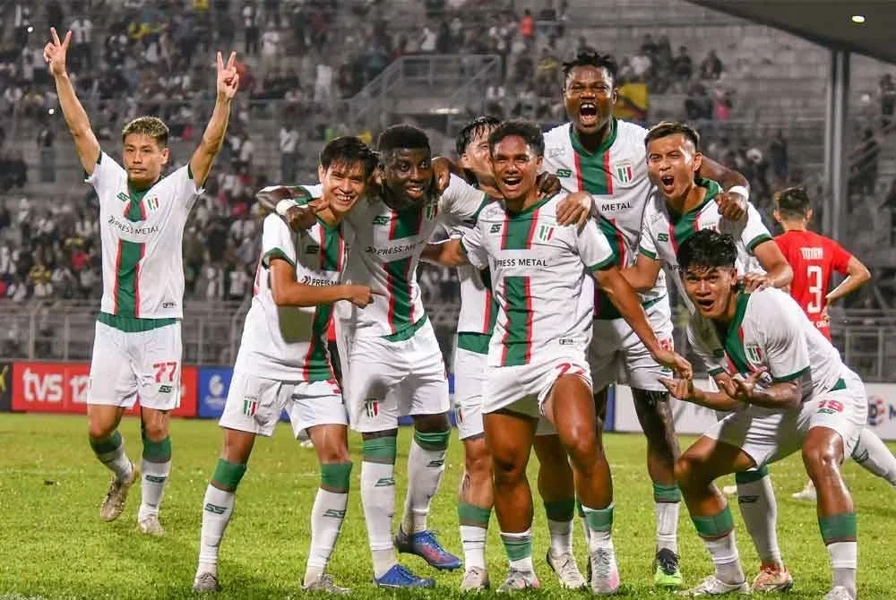 Aksi pemain Kuching City FC selepas menjaringkan gol ketika minit terakhir pada perlawanan Piala FA di Stadium Negeri malam ini. - Foto: Bernama