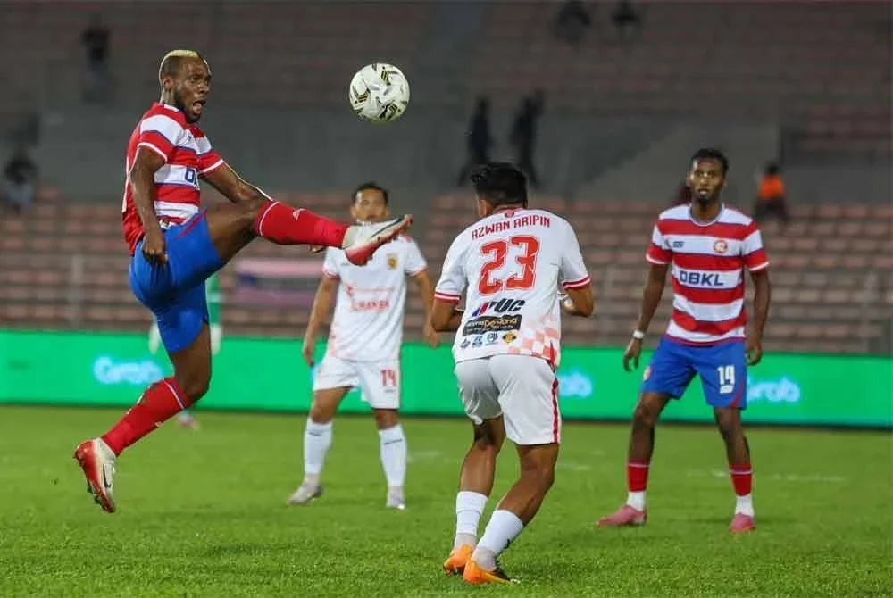 Pemain KL City FC, Kpah Sherman (dua dari kiri) diasak dua pemain pasukan Kelantan TRW FC pada perlawanan Piala FA 2025/2026 di Stadium Bola Sepak Kuala Lumpur malam ini. - Foto: Bernama