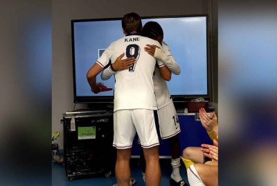 Kane memeluk Spence selepas menyerahkan 'legacy cap' kepada pemain itu.