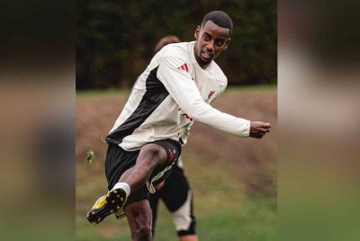 Alexander Isak berpotensi diberi peluang untuk membuat penampilan pertama bersama Liverpool di Turf Moor malam ini. - Foto: Agensi
