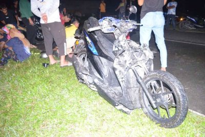 Keadaan motosikal mangsa yang rosak teruk selepas dipercayai melanggar kerbau di Jalan Kampung Alor Parit, Kuala Terengganu, awal pagi Ahad.