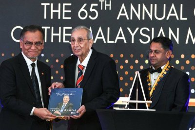 Dr Dzulkefly (kiri) melancarkan Autobiography ‘ A Life of Dedication, The Legacy of Professor Datuk Dr Lekhraj Rampal’ bersama dengan Datuk Dr Lekhraj Rampal (tengah) pada Majlis Jamuan Makan Sempena Ulang Tahun Ke-65 Malaysia Medical Association (MMA). Foto Bernama