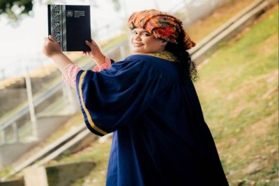 Nor Shafiqah memakai telepok dikepalanya pada Majlis Konvokesyen yang berlangsung di UiTM Shah Alam baru-baru ini.