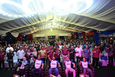 Manndzri (duduk tengah), Zainal Azni (duduk, dua) dan Amy Lydia (duduk, kiri) bersama tetamu yang hadir pada Jelajah RISDA AgroMajestic di Pusat Informasi Pelancongan Kota Tinggi.