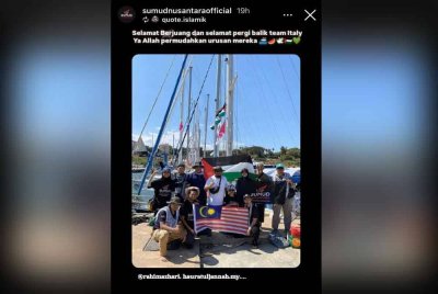 Farah Lee (belakang, kiri) dan ZRA (dua dari kanan) antara 11 sukarelawan Malaysia yang belayar dari Itali ke Gaza. Kumpulan sukarelawan Malaysia yang belayar dari Itali ke Gaza dikongsikan di hantaran story Instagram rasmi Sumud Nusantara @sumudnusantaraofficial.