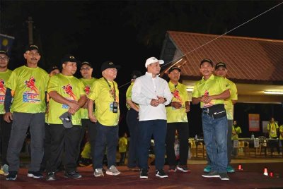 Hussamuddin (tiga dari kiri) bersama Ismail (kanan) dan Hishamuddin (dua dari kanan) ketika program Larian ERAT yang berlangsung di Dataran Batu Buruk, Kuala Terengganu.