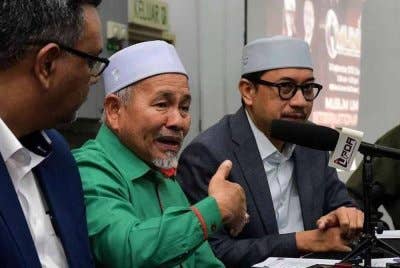 Tuan Ibrahim (tengah) pada sidang akhbar pada Ahad.