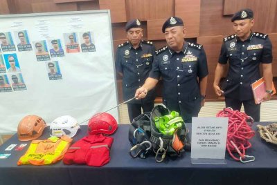 Baderulhisham menunjukkan pakaian keselamatan yang dirampas daripada suspek yang terlibat.