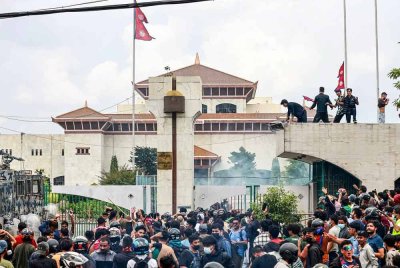 Penunjuk perasaan semasa menyerbu bangunan Parlimen Nepal semasa demonstrasi berlangsung.Foto AFP