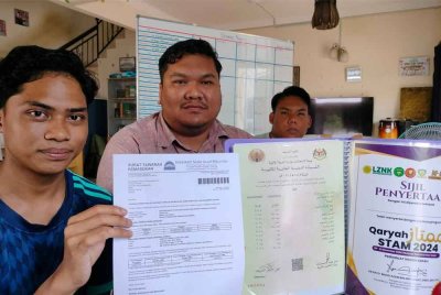 Mohd Nurfarhan (tengah), Muhammad Firdaus (kiri) dan seorang lagi penghuni Pertubuhan Rumah Anak Yatim Az Zahra.