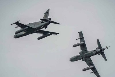 Demonstrasi dinamik mempamerkan keupayaan ATM dalam melindungi kedaulatan negara dan melakukan operasi menyelamat tebusan daripada pihak musuh. - Foto: TUDM