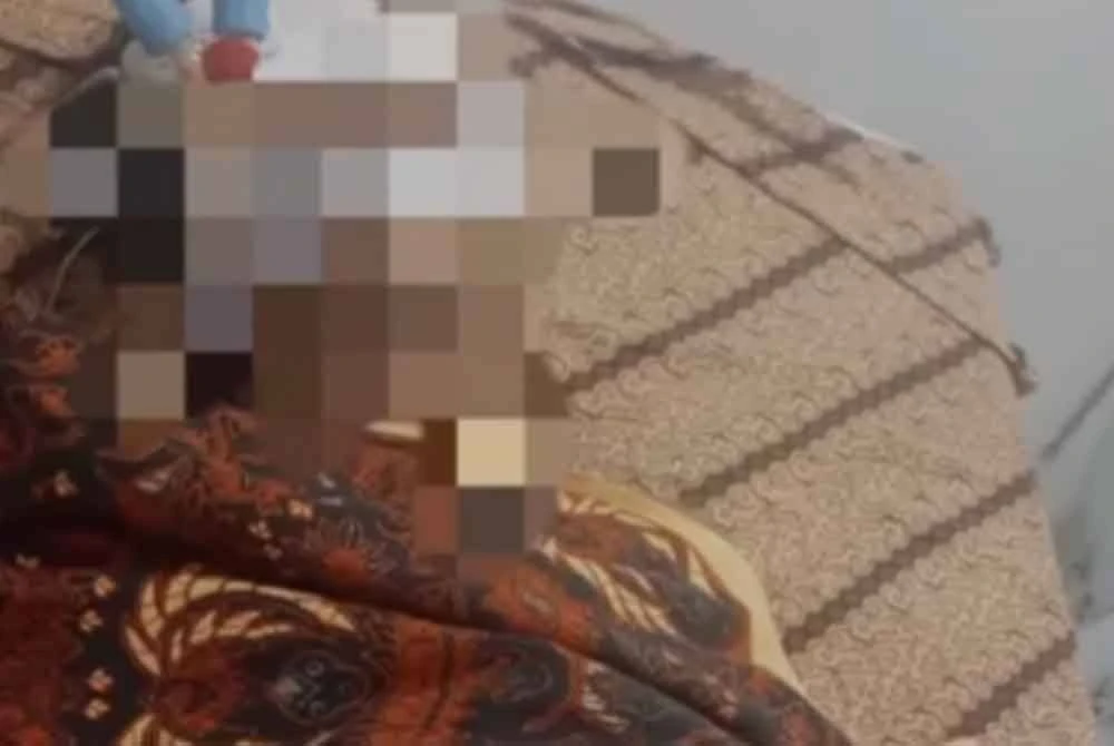 Mangsa meninggal dunia akibat dipukul dengan sebatang kayu oleh anak lelakinya.- Agensi