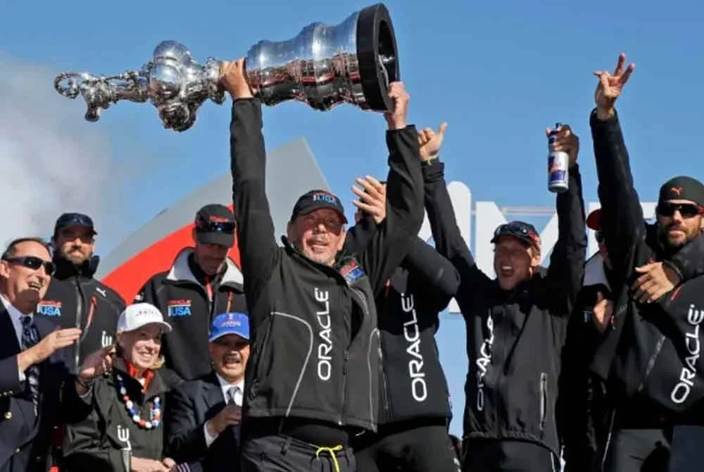 Ellison bersama kru meraikan kejayaan Oracle Team USA menjuarai perlumbaan layar Piala Amerika pada 2013.
