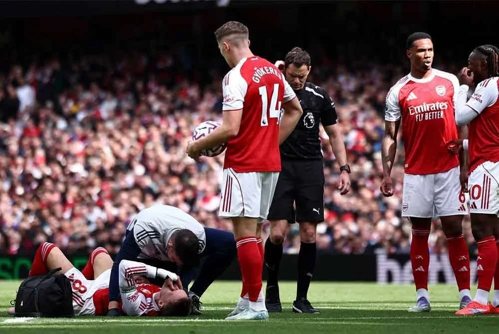 Odegaard menerima rawatan selepas mengalami kecederaan berulang di bahu semasa aksi EPL menentang Nottingham Forest di Stadium Emirates.