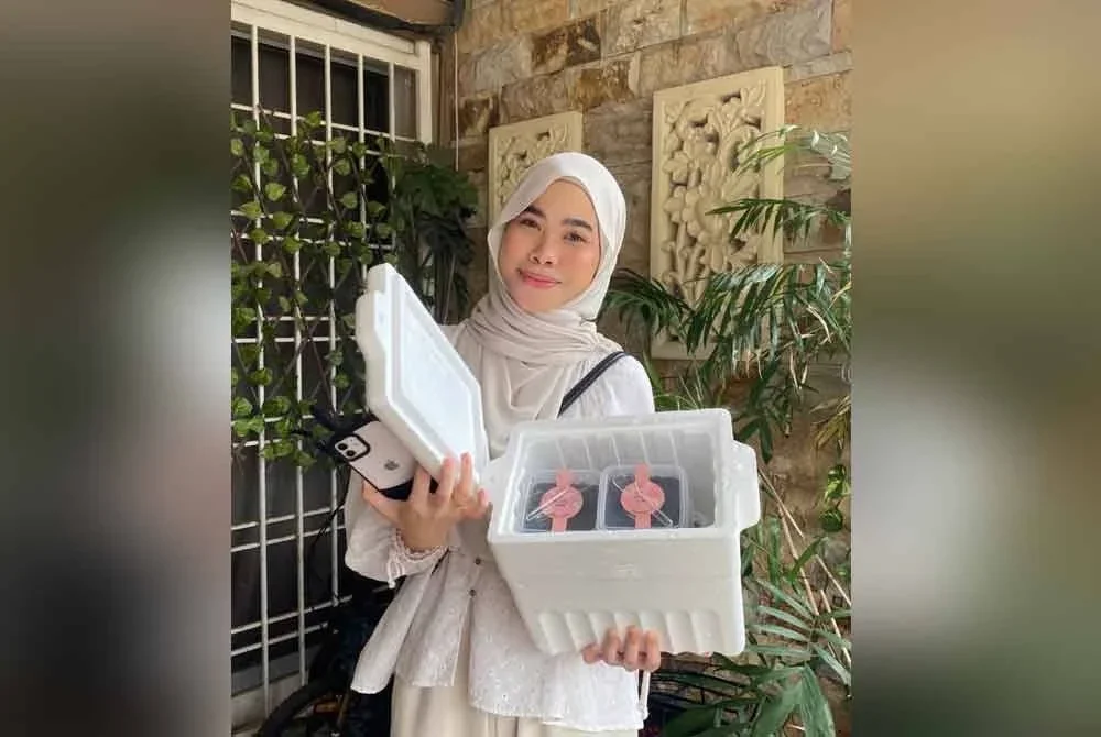 Azreeqa Adzreen menunjukkan kek batik indulgence yang dibuatnya.