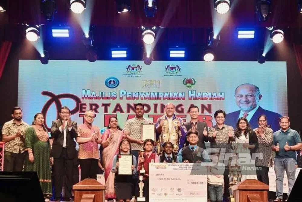 Mohd Amran (berdiri, empat dari kiri) dan Gobind (berdiri, enam dari kanan) bersama wakil dari SJKT Batu Anam, Johor yang dinobatkan sebagai johan Pertandingan Teater Bahasa Melayu SJKT Peringkat Kebangsaan 2025. Foto: Sinar Harian - ASRIL ASWANDI SHUKOR