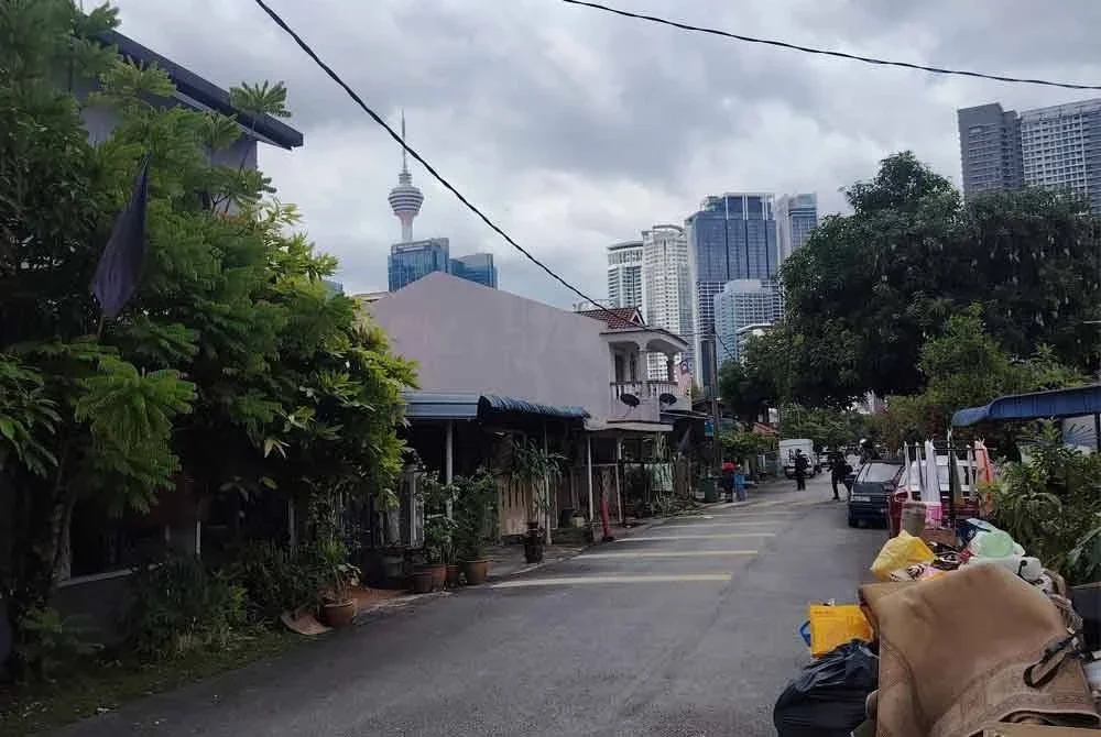 Keadaan rumah di Kampung Sungai Baru sehari selepas operasi pengosongan pihak berkuasa pada Khamis.