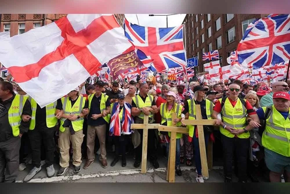 Lebih 110,000 penduduk UK turun pada Tommy Robinson Protest dengan laungan 'Unite the Kingdom!’ sambil mengibar bendera Union Jack. Foto: Sky News