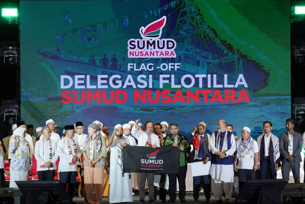 Anwar ketika bersama-sama ribuan rakyat Malaysia melancarkan pelepasan delegasi Flotilla Sumud Nusantara ke Gaza di Dataran Merdeka baru-baru ini.