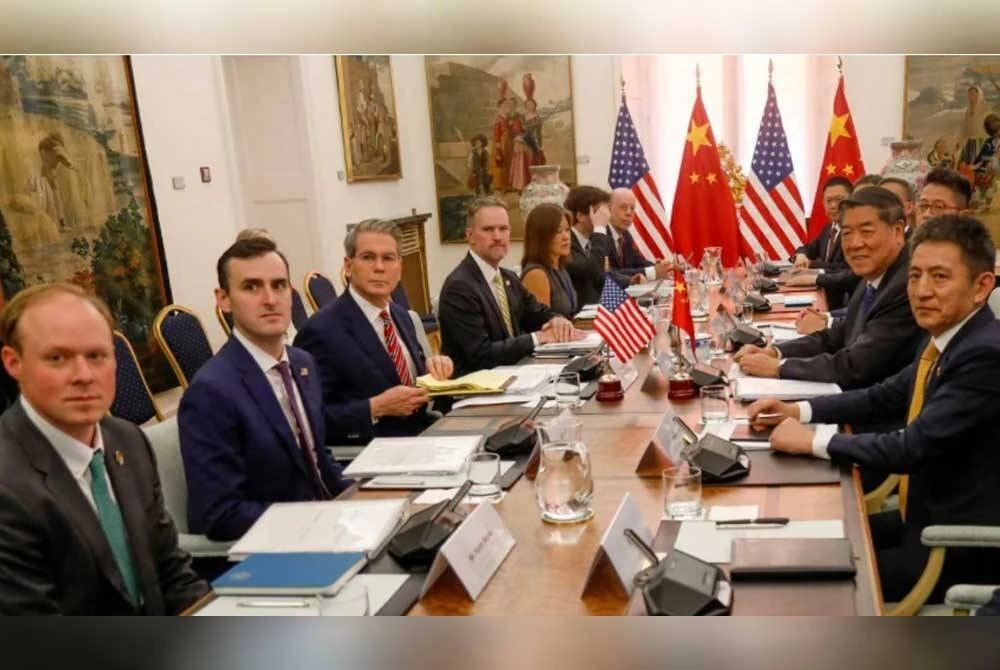 Scott Bessent dan He Lifeng serta delegasi ketika mengadakan perbincangan mengenai perdagangan, isu ekonomi dan TikTok di Madrid. Foto kredit United States Treasury/via Reuters