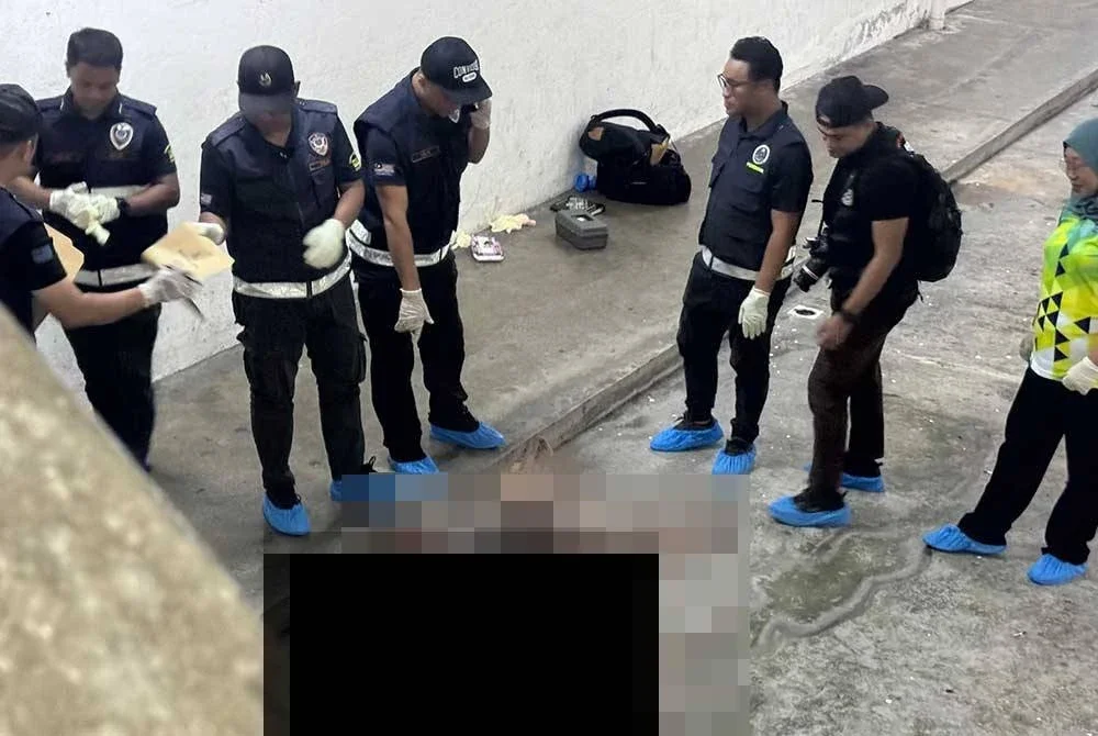 Mangsa maut di lokasi kejadian selepas dipercayai terjatuh dari tingkat 21 pangsapuri di Paya Terubong.